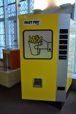 Un exemplaire du Fast Fry, le distributeur de frites de 1983 du fabricant français E.P. Rémy et Cie de Dreux, dans l'Eure-et-Loir, est visible au Frietmuseum de Bruges. Fast-Fry-0058_r1_WEBP